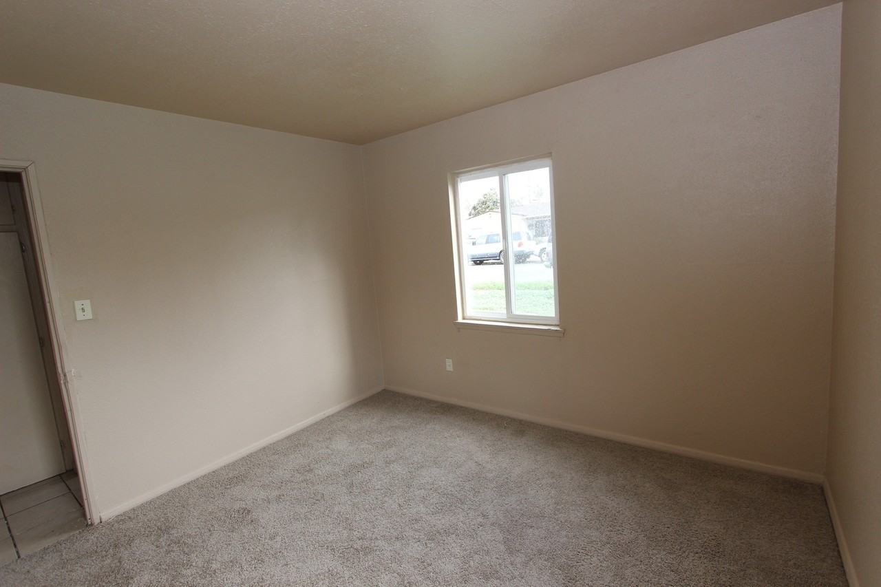 630 Sierra Way #B - Photo 6 of 10