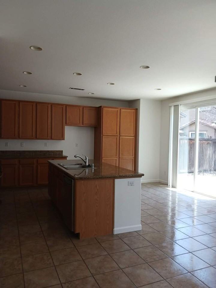 2435 Hanson Dr - Photo 2 of 15