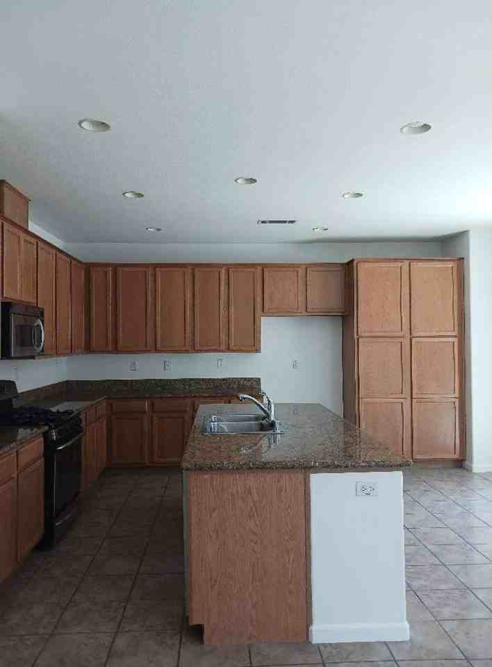 2435 Hanson Dr - Photo 4 of 15