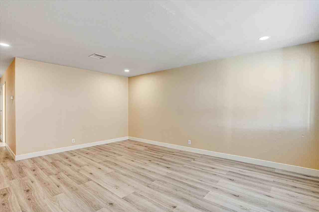 452 Wilshire Ave - Photo 3 of 32