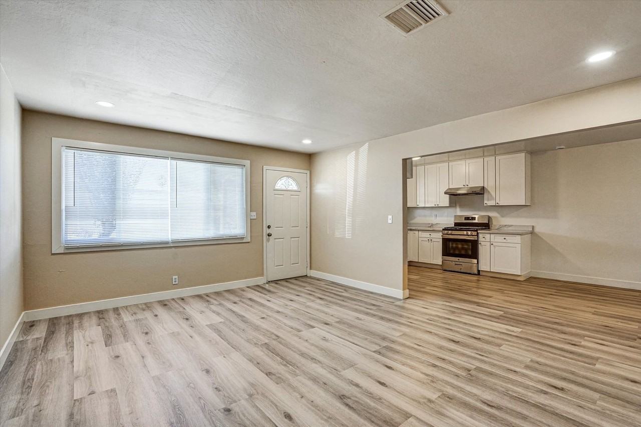 452 Wilshire Ave - Photo 4 of 32