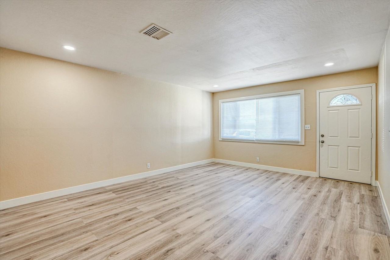 452 Wilshire Ave - Photo 5 of 32