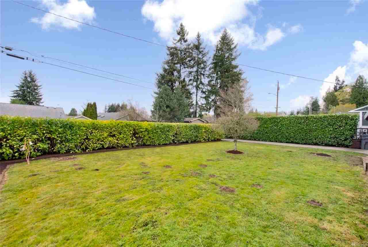 2633 Ne 23rd St - Photo 4 of 21