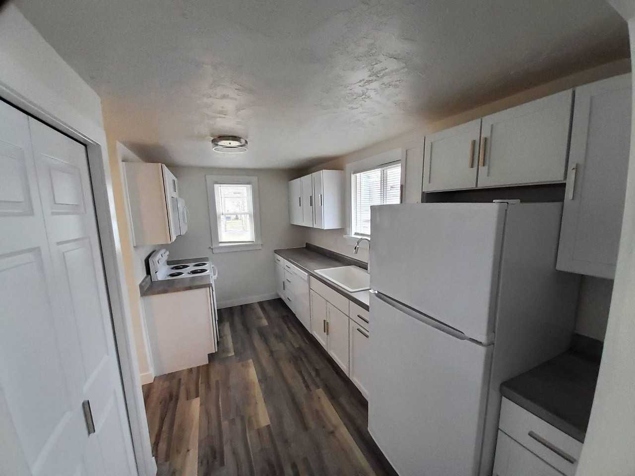 1368 Cherry St - Photo 2 of 17