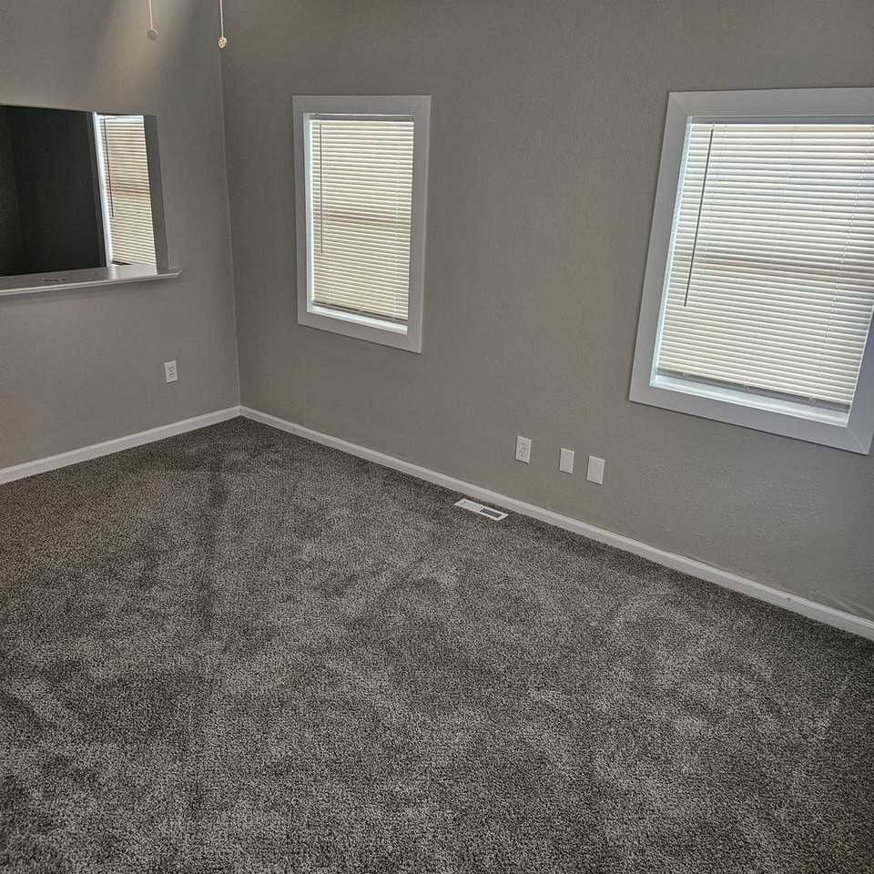 609 N Hocker Ave - Photo 2 of 12