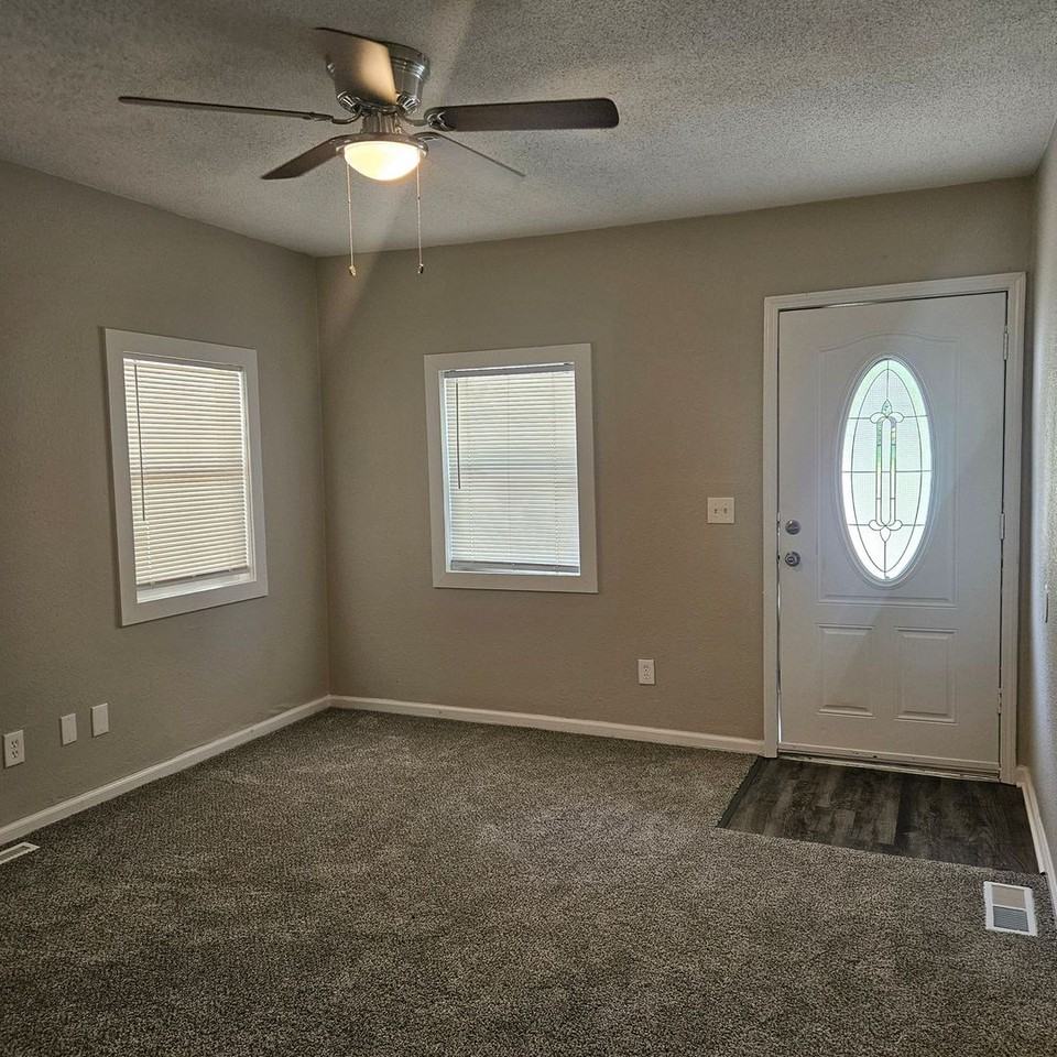 609 N Hocker Ave - Photo 3 of 12
