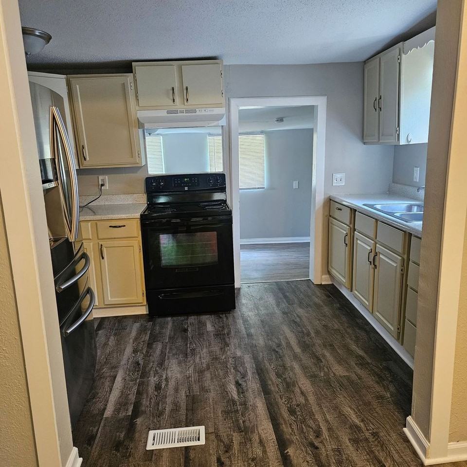 609 N Hocker Ave - Photo 5 of 12
