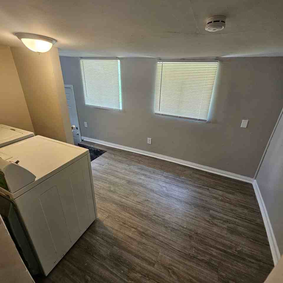 609 N Hocker Ave - Photo 6 of 12