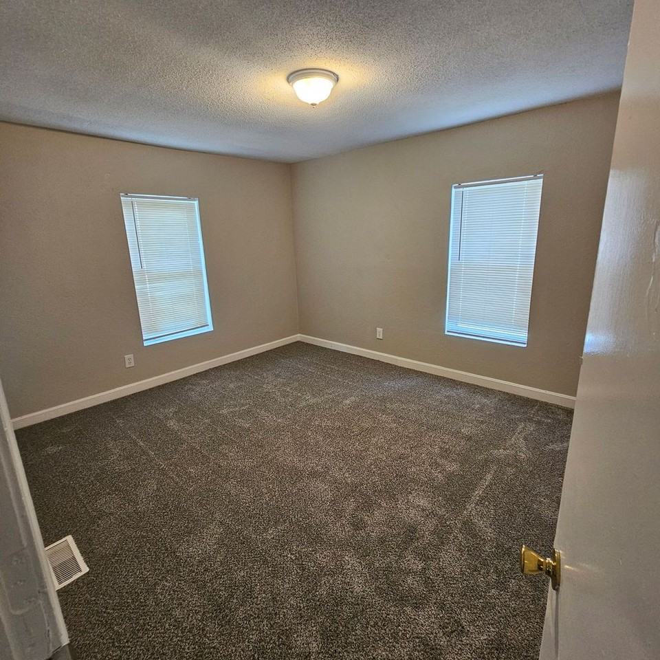 609 N Hocker Ave - Photo 7 of 12