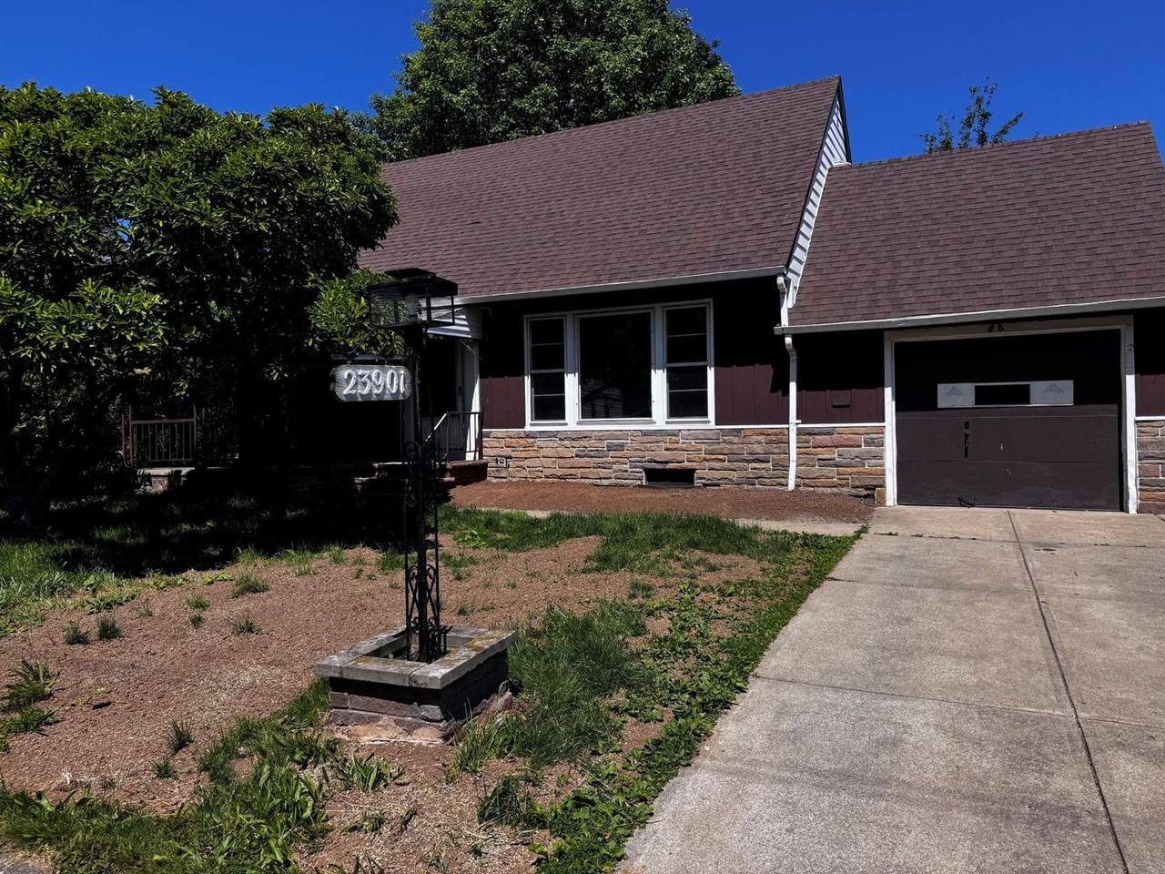 23901 Puritan Rd - Photo 2 of 12