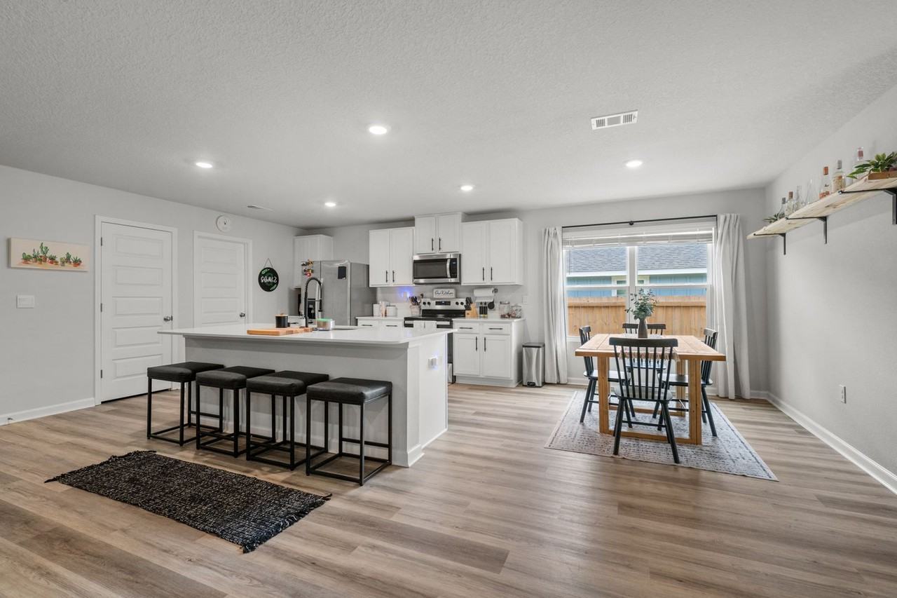 557 Mary Lou Way - Photo 2 of 11