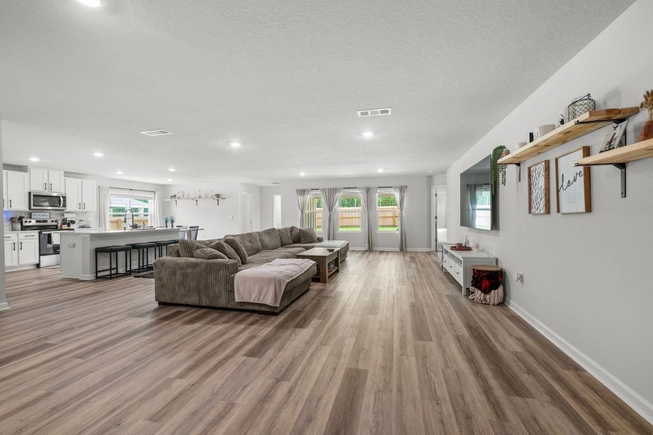557 Mary Lou Way - Photo 3 of 11