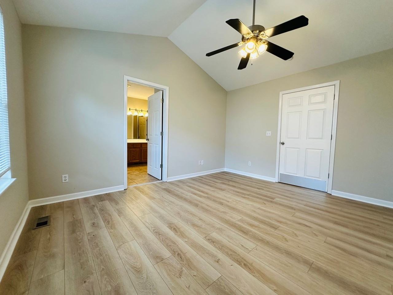 806 Blue Spruce Way - Photo 4 of 26