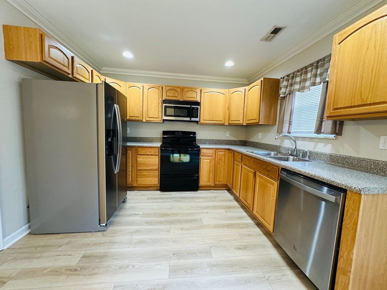 806 Blue Spruce Way - Photo 6 of 26