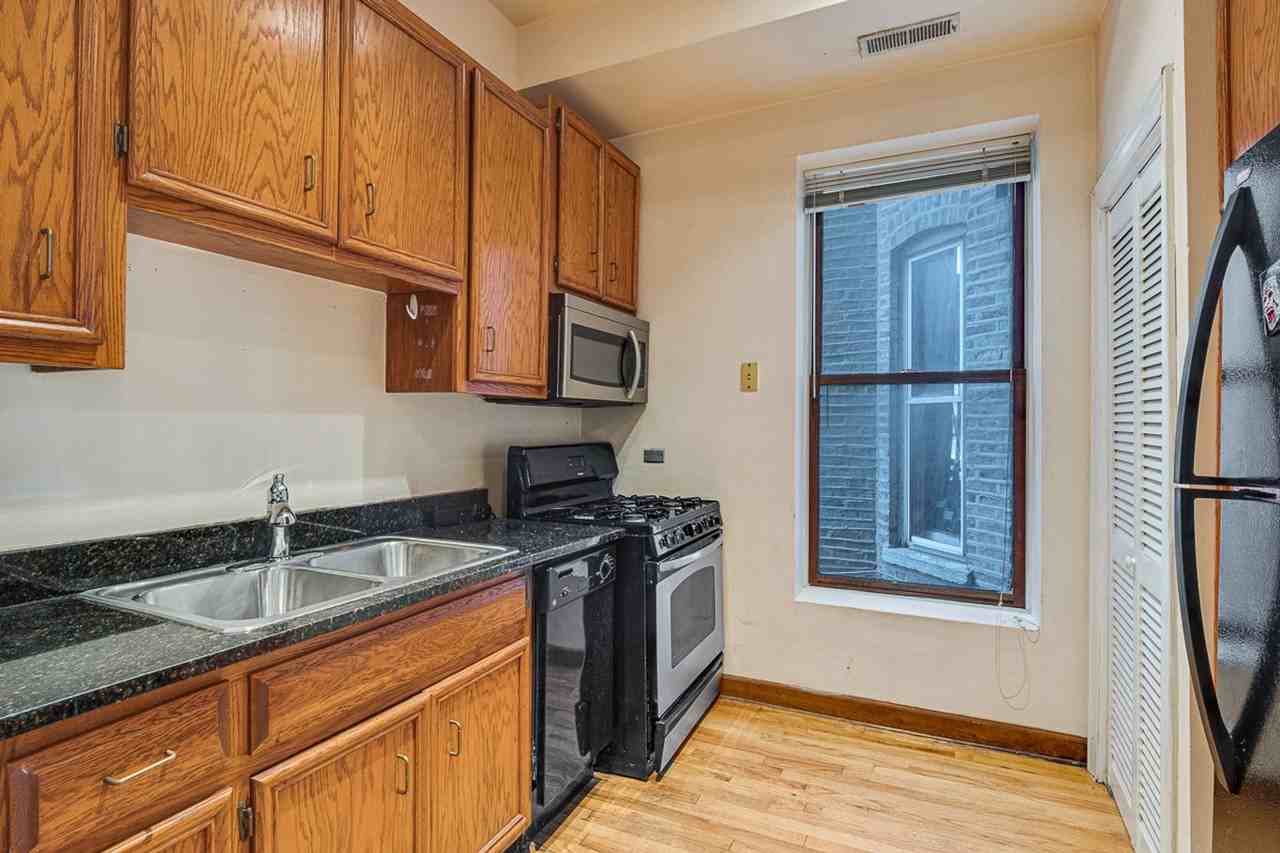 2622 N Wilton Ave - Photo 3 of 48