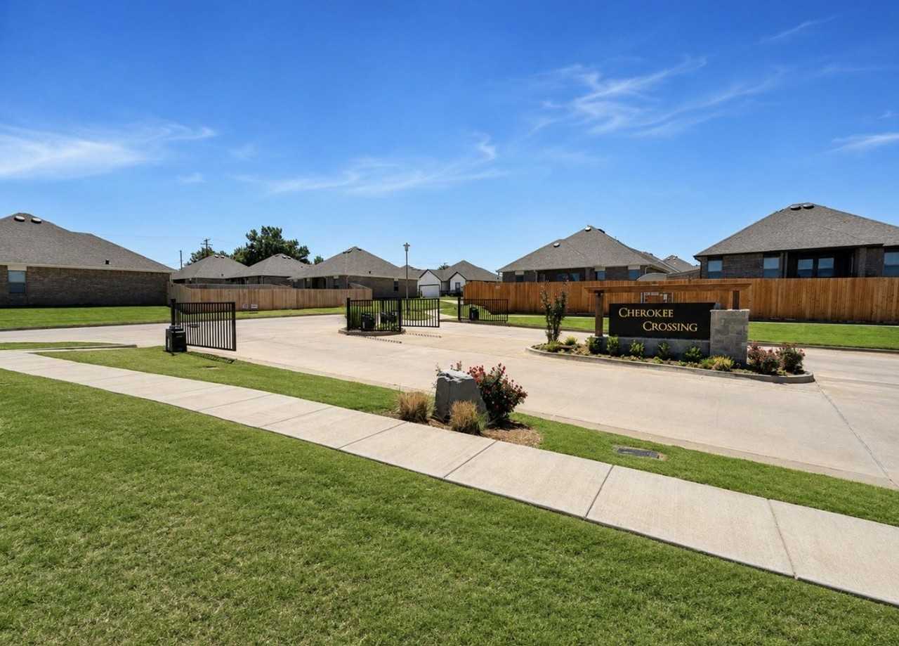 7020 Labelle Dr - Photo 4 of 25