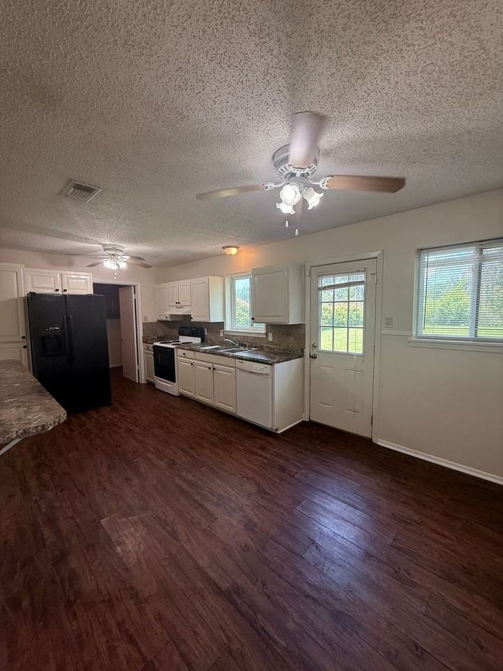 3979 Stuart Ave - Photo 5 of 23