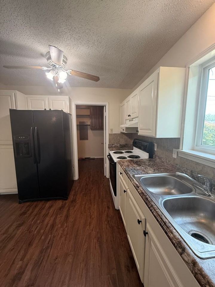 3979 Stuart Ave - Photo 6 of 23