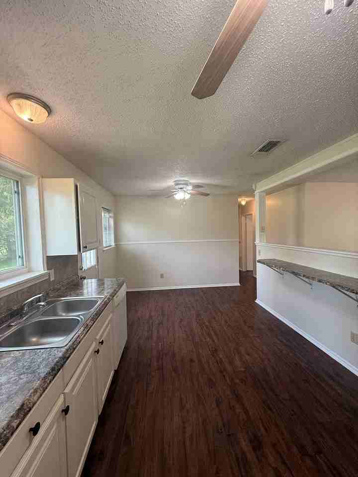 3979 Stuart Ave - Photo 7 of 23
