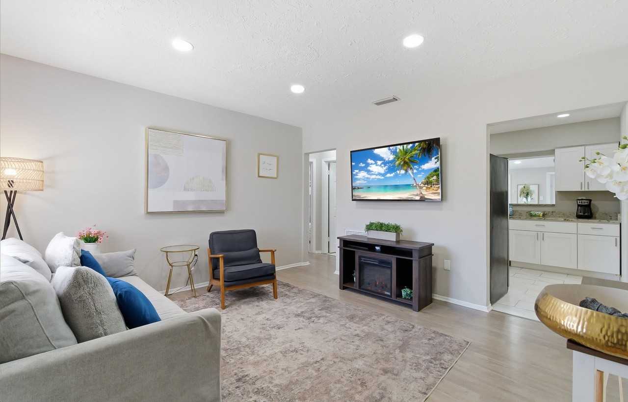 305 N Conrad Ave - Photo 4 of 46