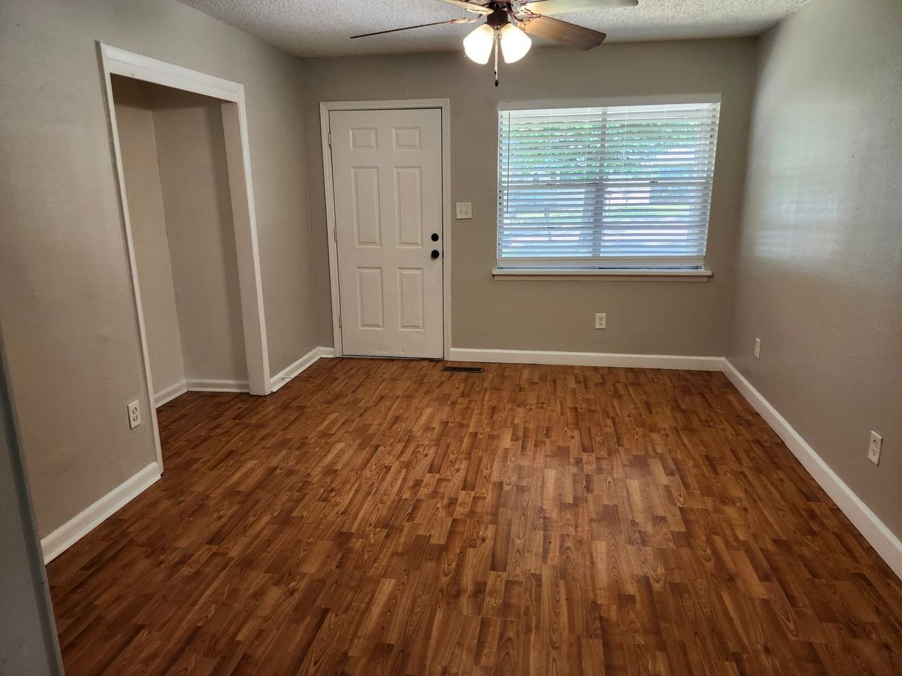 904 Sherris Ln - Photo 3 of 12