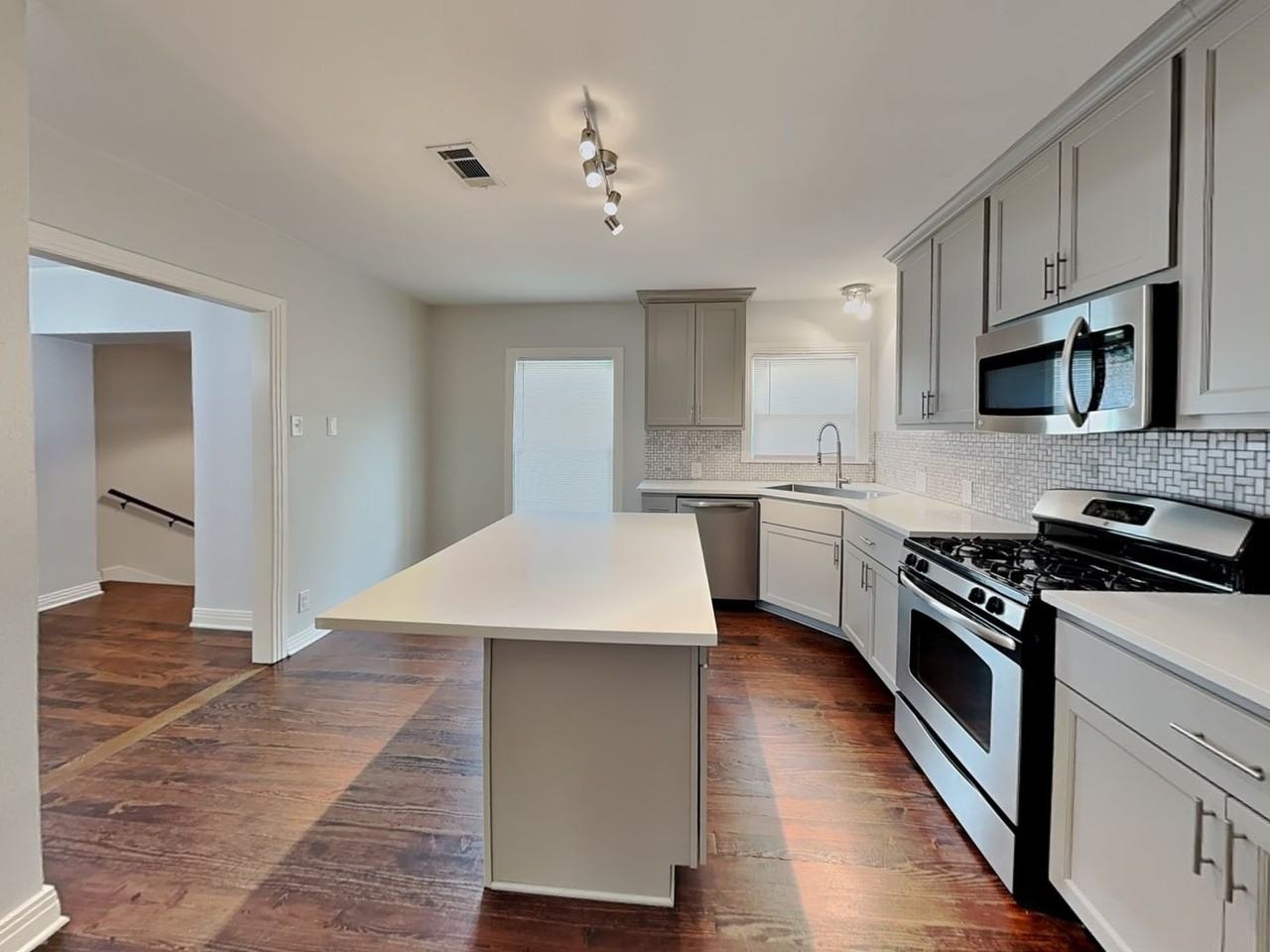4225 Lovell Ave - Photo 7 of 19