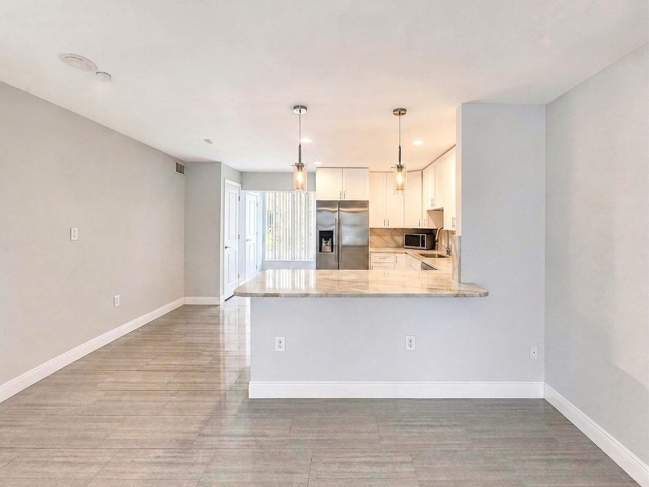 681 Palm View Dr - Photo 2 of 14