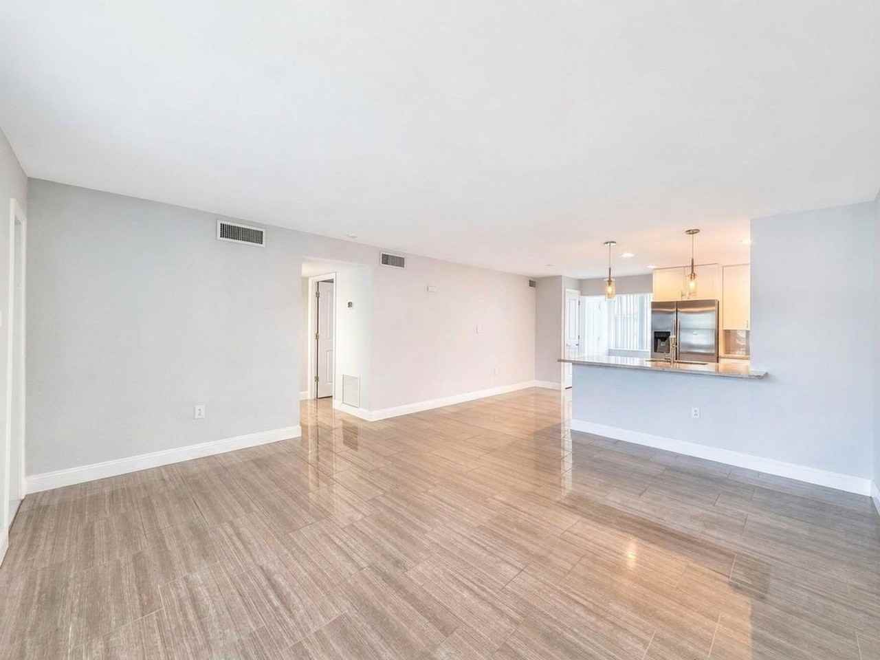 681 Palm View Dr - Photo 3 of 14