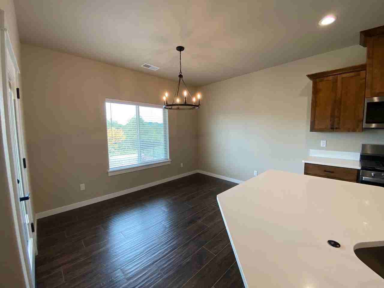 909 Durham Ave - Photo 5 of 24