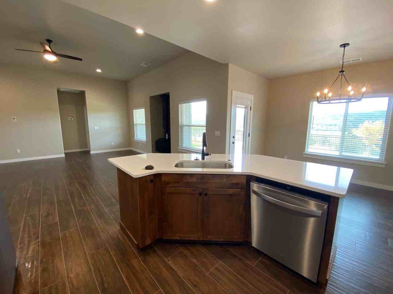 909 Durham Ave - Photo 6 of 24