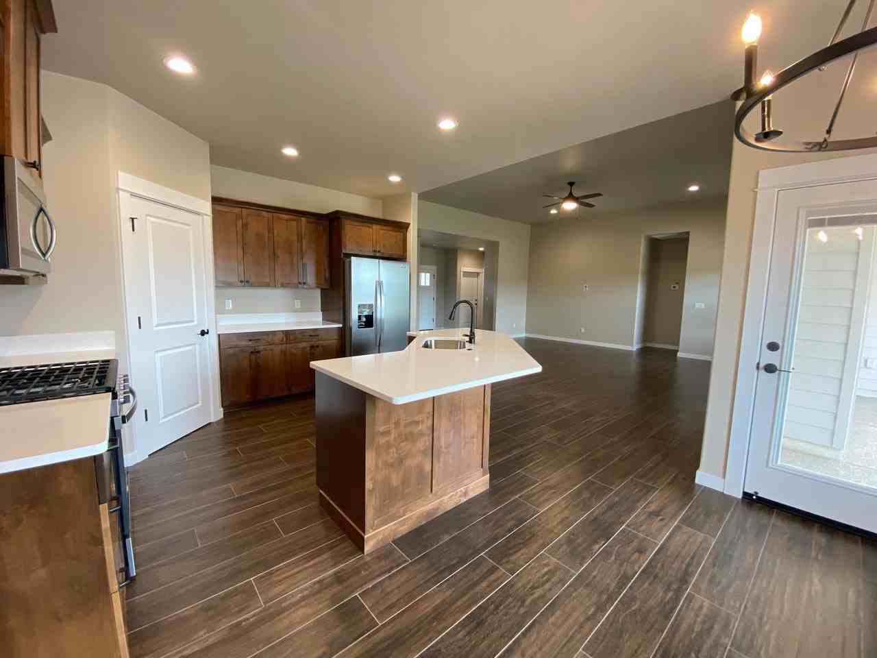 909 Durham Ave - Photo 7 of 24