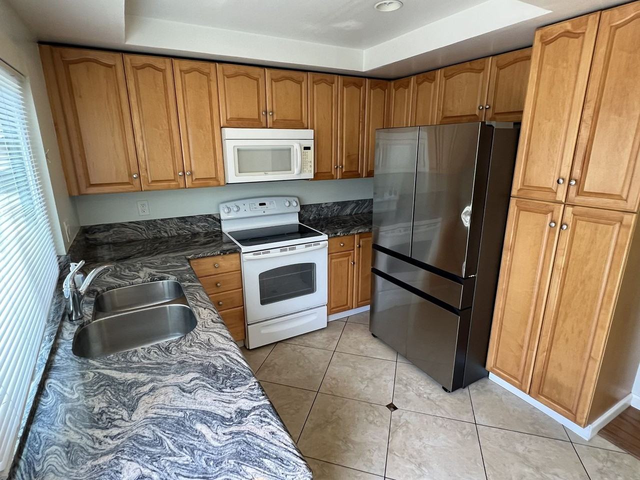 1910 W Palmyra Ave #92 - Photo 6 of 29
