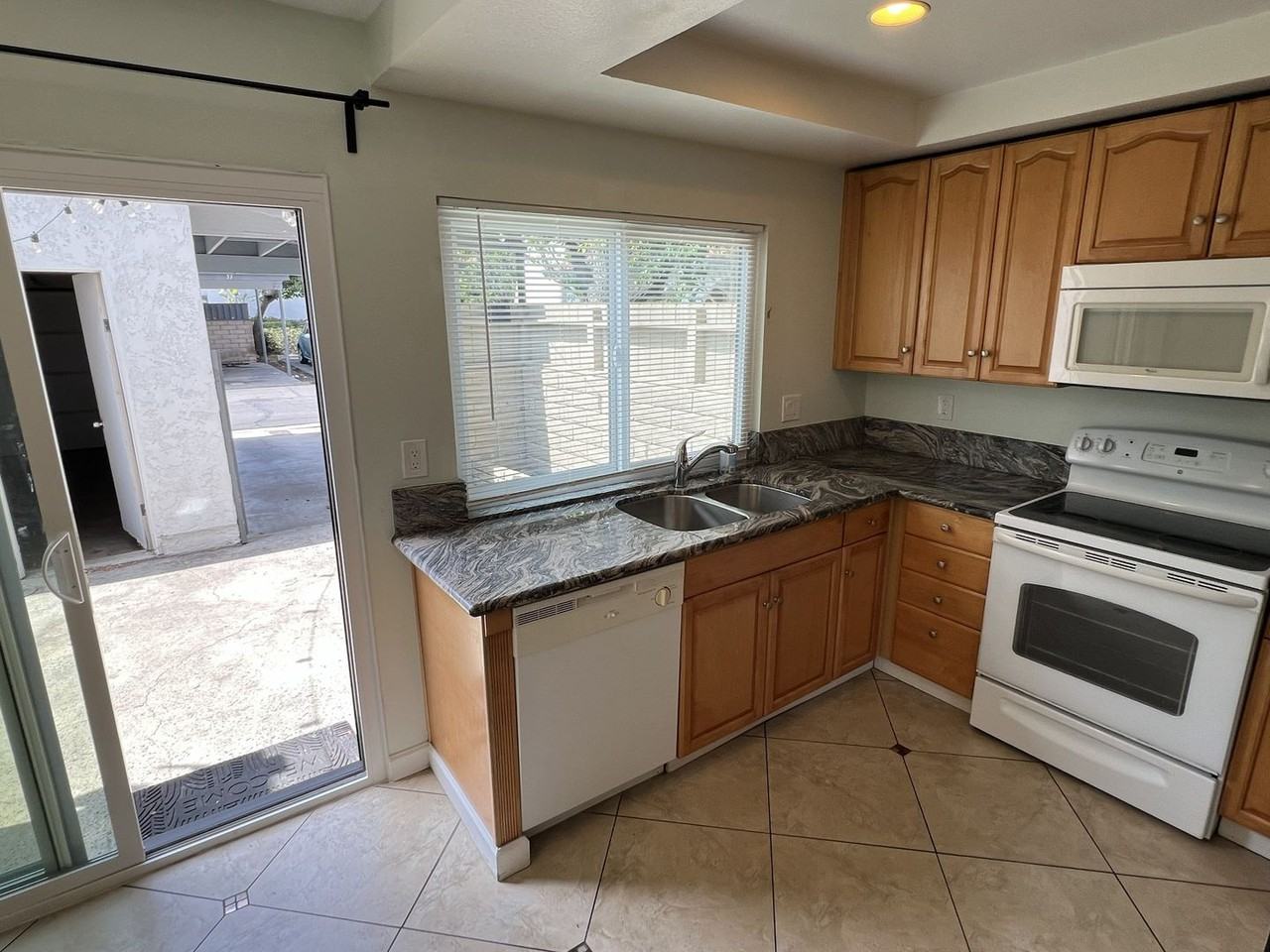 1910 W Palmyra Ave #92 - Photo 7 of 29