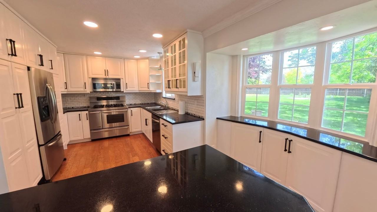 107 S 300 E - Photo 4 of 26