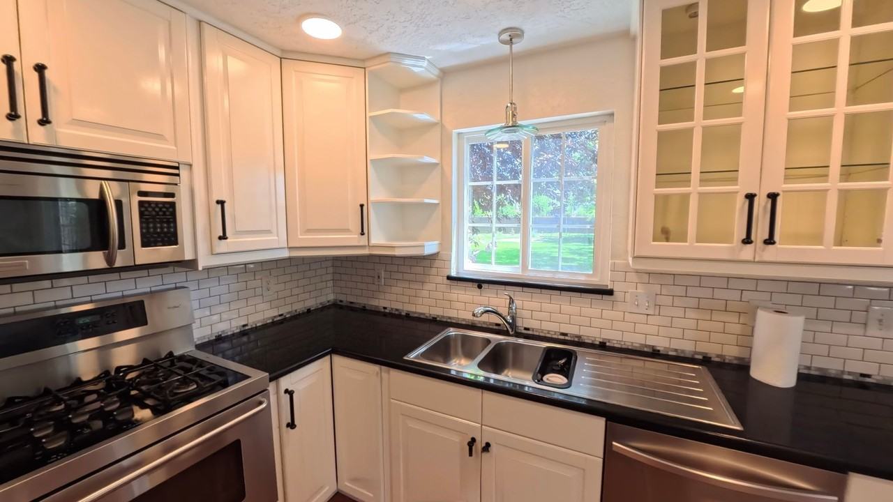 107 S 300 E - Photo 5 of 26