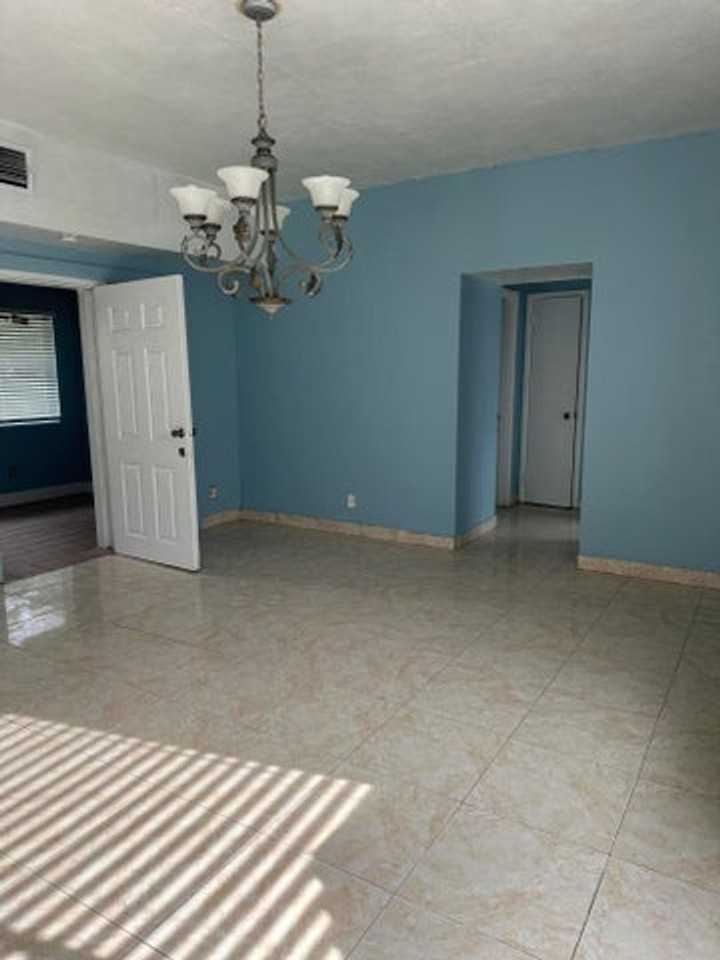 2202 Ne 3rd St - Photo 2 of 10