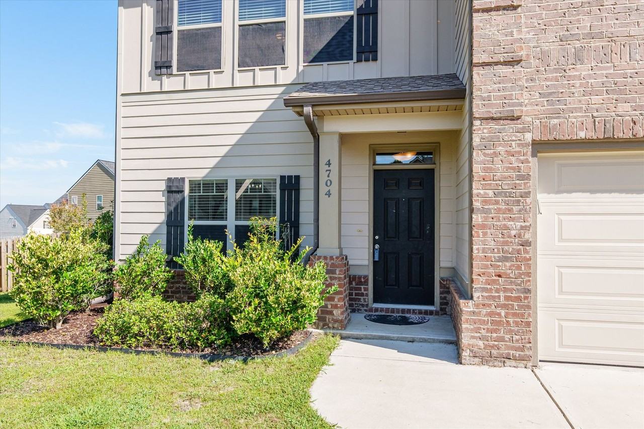 4704 Southwind Rd - Photo 3 of 45