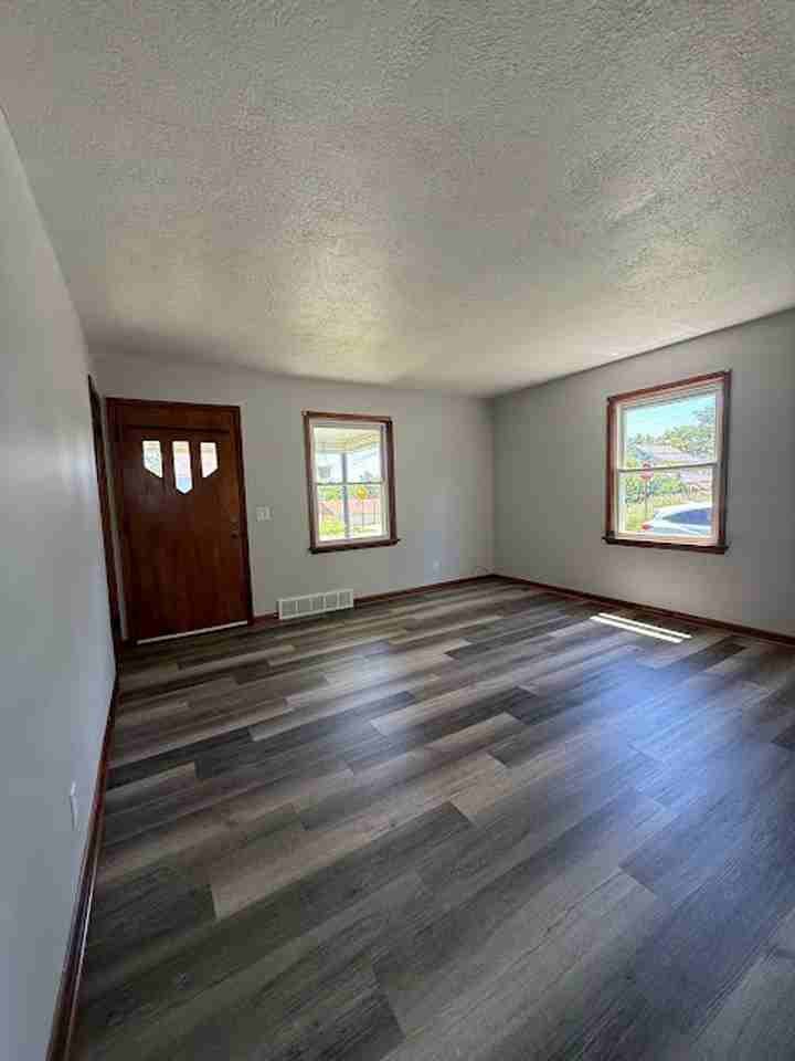 2005 Maple Ave Ne - Photo 4 of 15