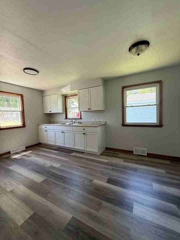 2005 Maple Ave Ne - Photo 7 of 15