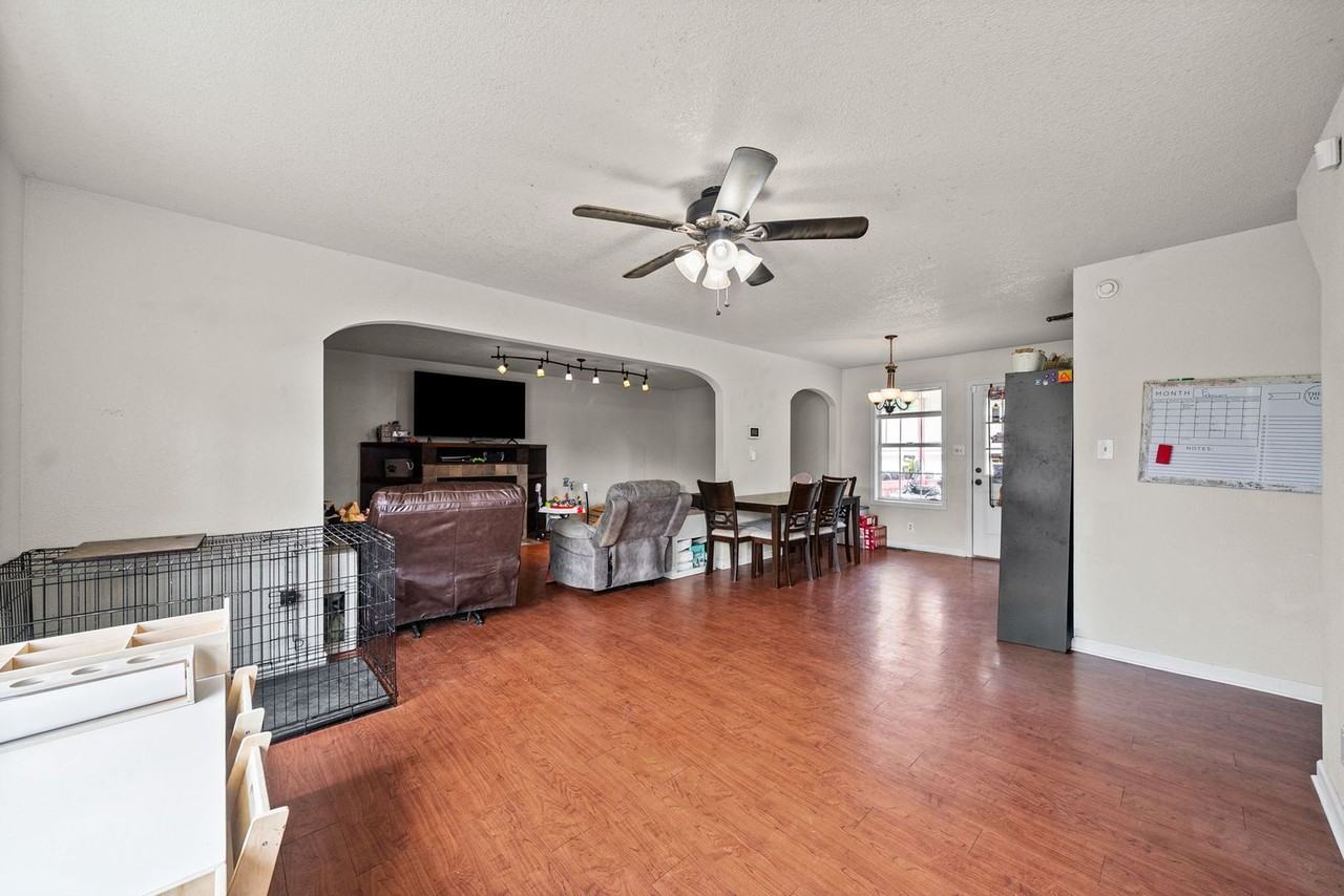 919 Van Buren Ave - Photo 4 of 34