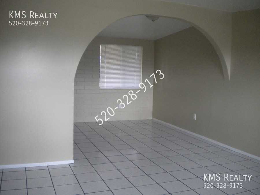 1711 E Canada St - Photo 3 of 24