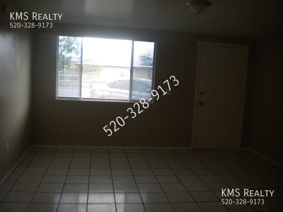 1711 E Canada St - Photo 4 of 24