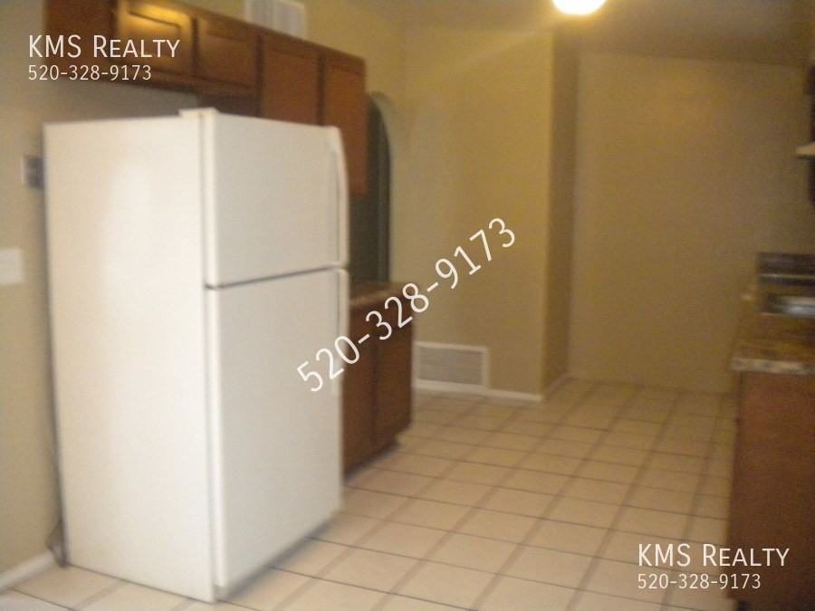 1711 E Canada St - Photo 7 of 24