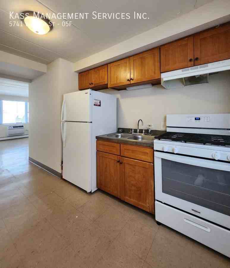 5741 W 35th St #05F - Photo 3 of 12