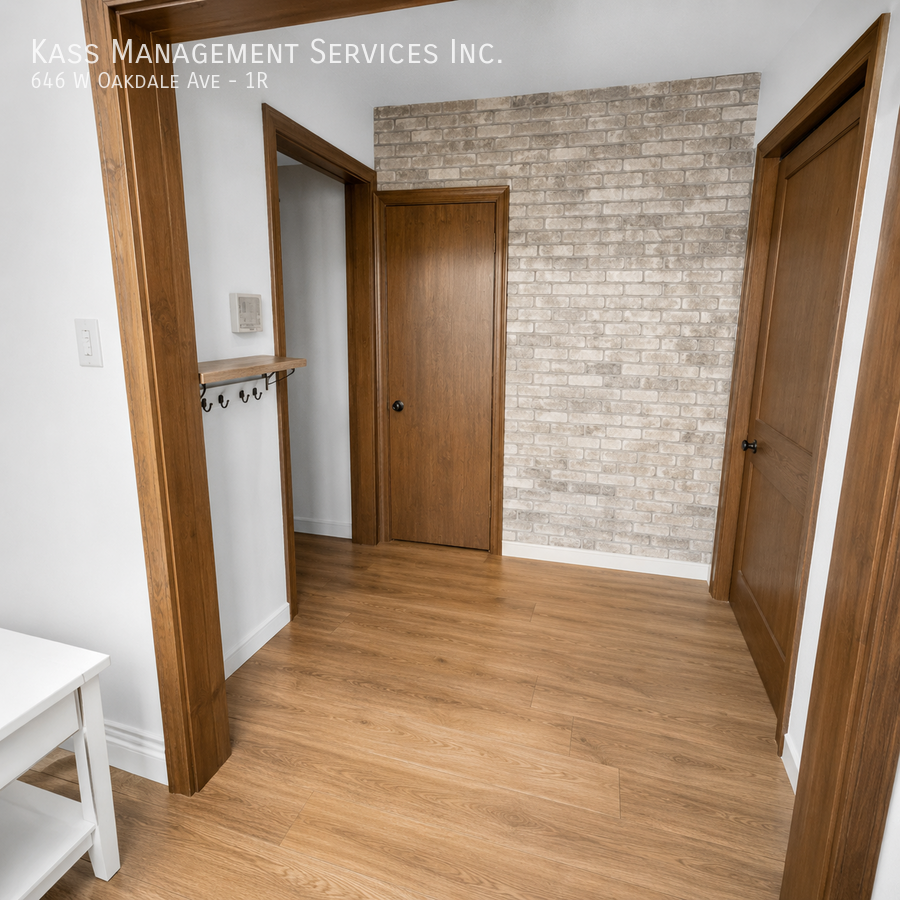 646 W Oakdale Ave #1R - Photo 2 of 10