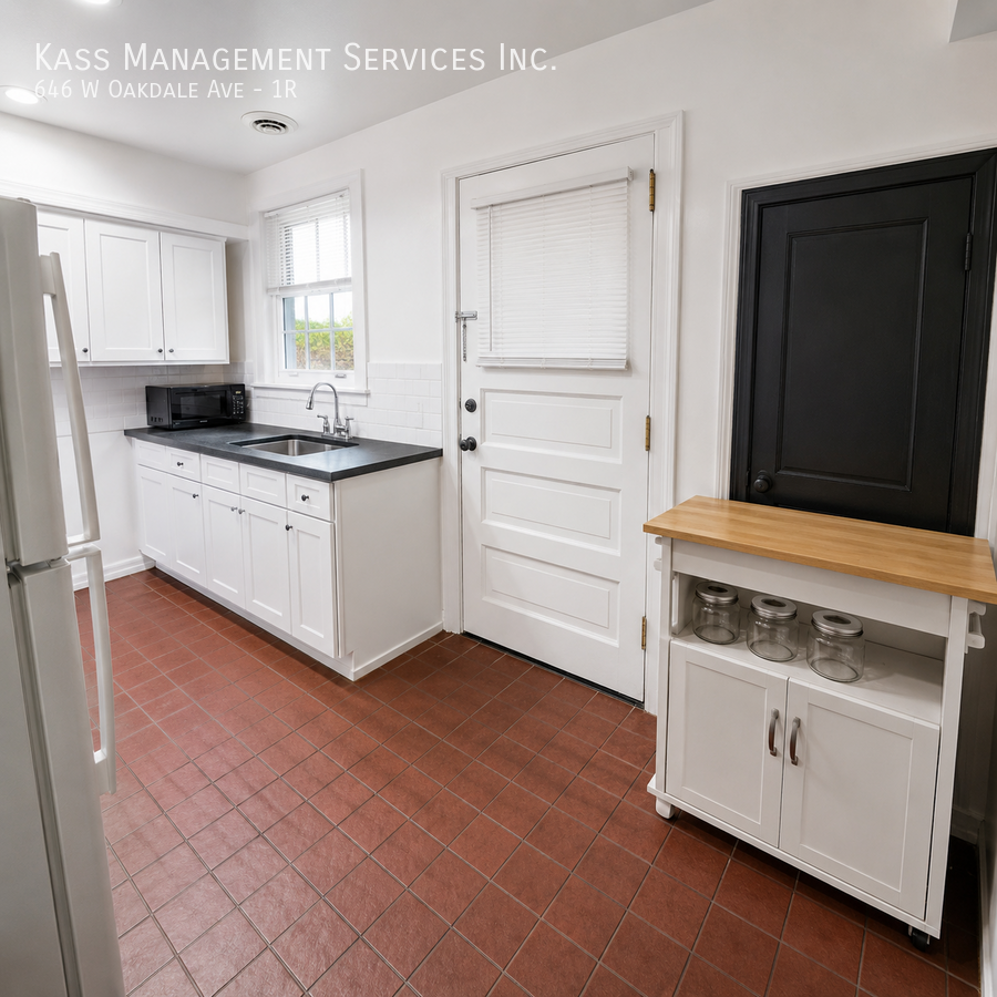 646 W Oakdale Ave #1R - Photo 3 of 10