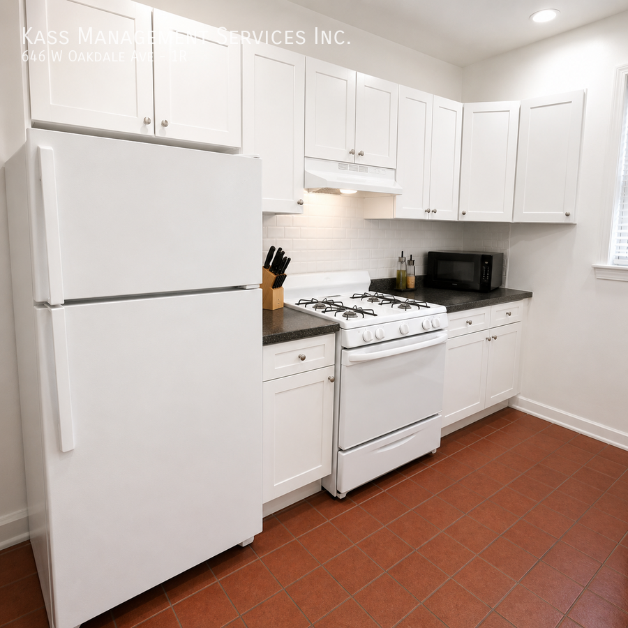 646 W Oakdale Ave #1R - Photo 4 of 10