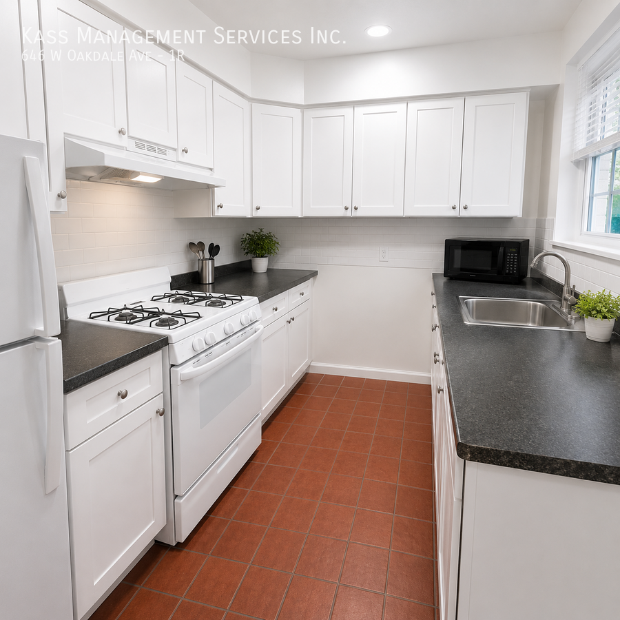 646 W Oakdale Ave #1R - Photo 5 of 10