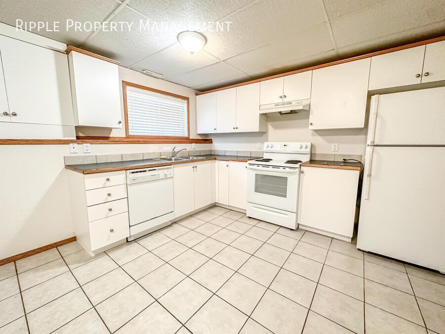 5120 42 St #B - Photo 2 of 16