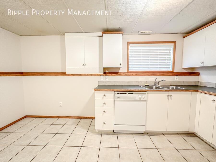 5120 42 St #B - Photo 4 of 16